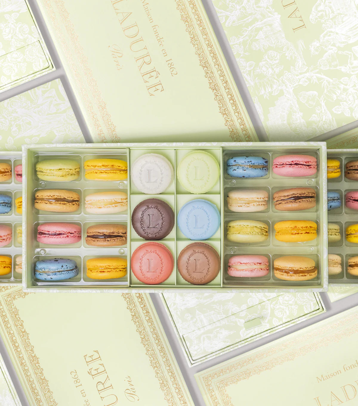 LADURÉE Schubladenschachtel mit 32 Macarons und 18 Eugénie